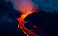 基拉韦厄火山壮观的烟火表明没有停止的迹象